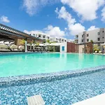 Modern Apartment, On-Site Pool